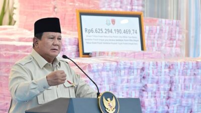 Presiden Prabowo Subianto berpidato saat penyerahan uang hasil denda atas pelanggaran administratif kawasan hutan di Gedung Bundar Kejaksaan Agung (Kejagung), Jakarta, Rabu (24/12/2025).