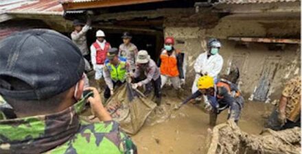 Tim SAR Gabungan mengevakuasi korban bencana banjir bandang.