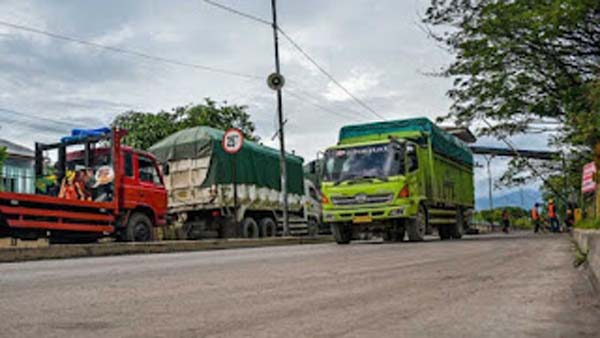 Kegiatan bongkat muat di PPI Semen Padang.