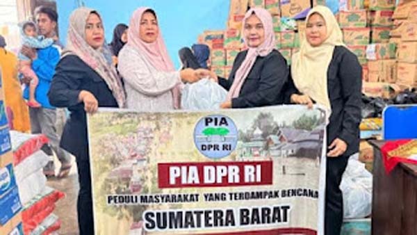 PIA DPR RI serahkan bantuan untuk masyarakat terdampak bencana di Sumbar.