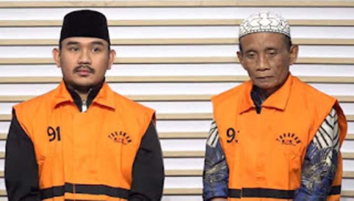 Bupati Kabupaten Bekasi, Ade Kuswara Kunang (kiri) dan Ayahanda, HM Kunang (kanan).