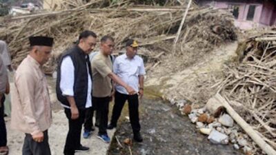Wabup Agam Salurkan Bantuan Untuk Korban Banjir Bandang di Matur