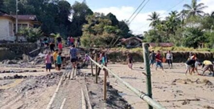 Warga Maninjau, Kecamatan Tanjung Raya, Kabupaten Agam bersama Polri dan relawan memperbaiki jembatan darurat