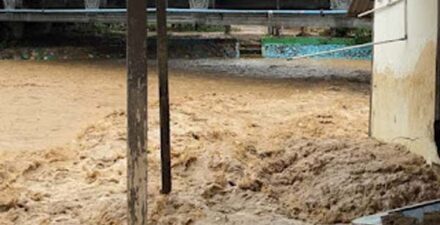 Hujan Deras, Sungai di Saniangbaka Mulai Menyentuh Jalan