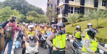 400 personel dikerahkan Polda Sumbar untuk menyalurkan bantuan sembako di Kota Padang.