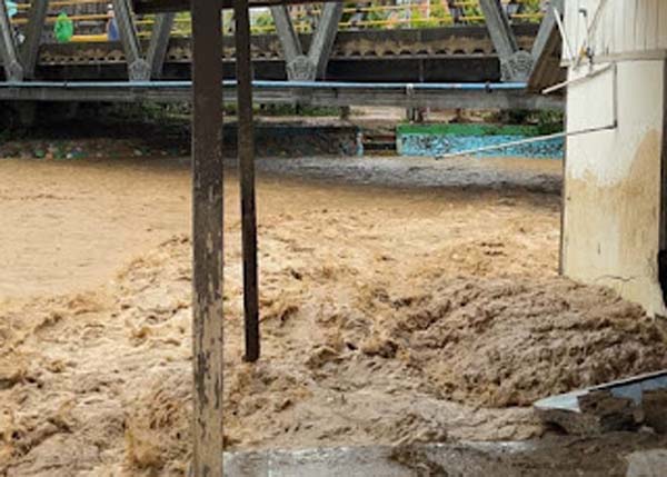 Debit air sungai di Nagari Saniangbaka naik