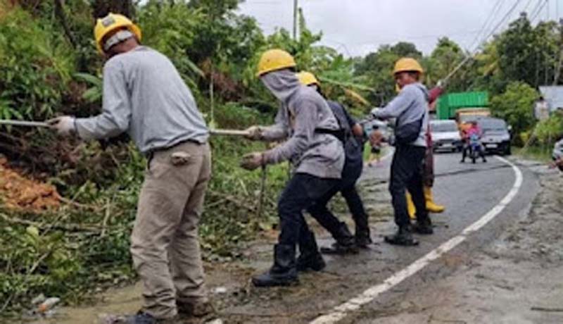 Petugas PLN berusaha memulihkan jaringan listrik di Lembah Gumanti, Kabupaten Solok.