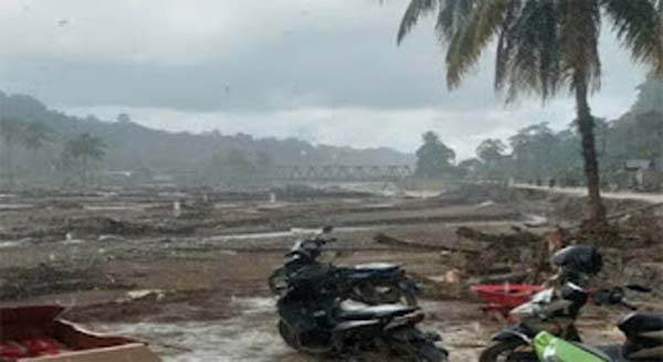 Hujan deras mengguyur kawasan Batu Busuk, Kecamatan Pauh, Minggu (7/12) siang.