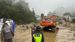 Kondisi Jembatan Kembar penghubung jalur utama Padang - Bukittinggi - Riau usai dilanda banjir bandang
