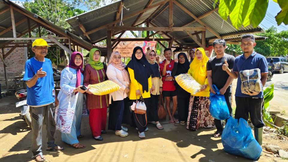 Himpunan Wanita Karya Provinsi Sumatera Barat saat menyalurkan amanah donasi untuk warga terdampak bencana banjir di Sumbar. (Dok. Istimewa)
