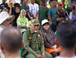 Tak Bisa Melaut Dua Minggu, 205 Nelayan Pasia Nan Tigo Terima Bantuan dari Gubernur Mahyeldi
