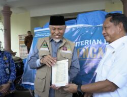 Mendagri Tito Karnavian Serahkan Bantuan untuk Warga Terdampak Bencana di Sumbar