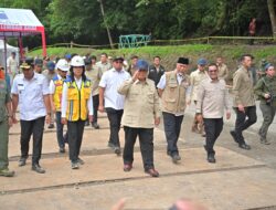Presiden Prabowo Tinjau Langsung Jalan Nasional Putus di Lembah Anai