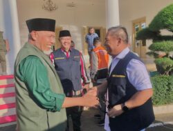 Gubernur Mahyeldi Terima Bantuan Rp1,15 Miliar dari Pemprov Kepri untuk Korban Banjir Bandang