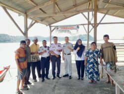 Dukung Transportasi Wisata Tertib, Jasa Raharja Sumbar Serahkan Bantuan Meja dan Kursi di Dermaga Batu Kareta Carocok