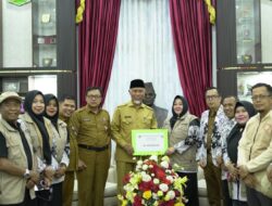 Mahyeldi Terima Bantuan Rp420 Juta dari PGRI Bengkalis untuk Guru dan Sekolah Terdampak Bencana di Sumbar