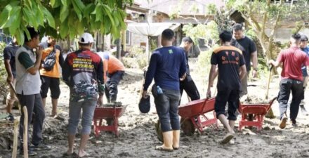 Yota Balad Pimpin ASN Pemko Pariaman Bersihkan Luka Banjir Bersama Warga Sampan
