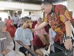 Wali Kota Pariaman Serahkan Bantuan Disabilitas & Sandang untuk Warga Rentan