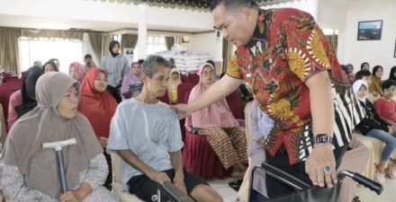 Wali Kota Pariaman Serahkan Bantuan Disabilitas & Sandang untuk Warga Rentan