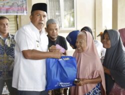 Wawako Mulyadi Serahkan Bantuan Pemakaman untuk 500 KPM di Pariaman Tengah