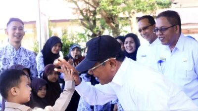 Bupati Padang Pariaman Serahkan Seragam Gratis untuk Ribuan Siswa