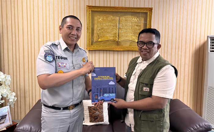 Kepala Kantor Wilayah PT Jasa Raharja Sumbar Teguh Afrianto menyerahkan buku action plan SWDKLLJ kepada Kepala Badan Pendapatan Daerah, Syefdinon. (ist)