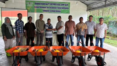 PT Socfindo Kebun Tanah Besih Gelar Sosialisasi BMP dan Salurkan Bantuan Alat Panen untuk Petani Mitra