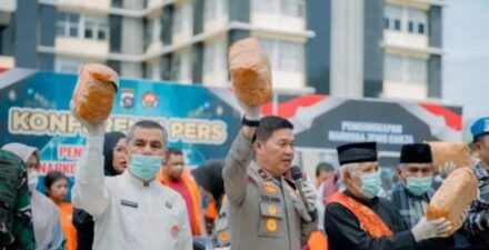 Di Tengah Fokus Bencana, Polda Sumbar Musnahkan 121 Kg Narkoba Menghadirkan 12 Tersangka