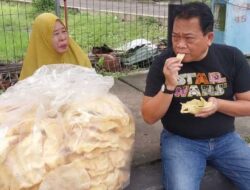 Di Tengah Kesibukan, Erlin Hardi Sempatkan Juga Cicipi Dagangan Pedagang Kerupuk 