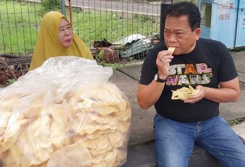 Pj Bupati Kapuas, Erlin Hardi, S.T., M.T, sempat juga singgah dan cicipi kerupuk pedagang.