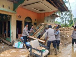 Pasca Bencana, Brimob Batalyon A Pelopor Bersihkan Rumah Warga di Batu Busuk