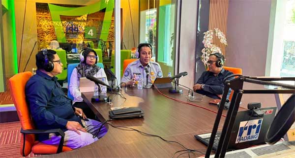 Kepala Kantor Wilayah PT Jasa Raharja Sumatera Barat, Teguh Afrianto, SE., MM., CRA., CGP, jadi narasumber Program dialog interaktif Padang Menyapa yang disiarkan oleh RRI Pro 1 Padang mengangkat tema “Lintas Nataru: Sinergi Menuju Perjalanan yang Berkeselamatan”, Selasa (23/12/2025).