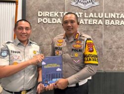Jasa Raharja Sumbar Serahkan Buku Action Plan SWDKLLJ ke Dirlantas Polda Sumatera Barat