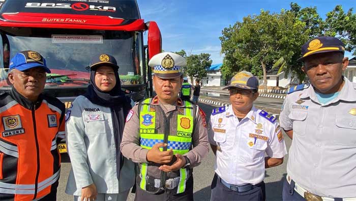 Jasa Raharja Sumatera Barat turut mendukung dan terlibat aktif dalam kegiatan Rampcheck Kendaraan Umum yang dilaksanakan di Terminal Jati, Kota Pariaman, Rabu, 24 Desember 2025