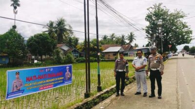 Jasa Raharja Sumbar pasang spanduk peringatan di titik rawan kecelakaan.