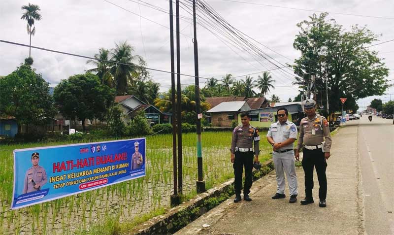 Jasa Raharja Sumbar pasang spanduk peringatan di titik rawan kecelakaan.