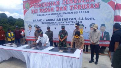 Gubernur Kalimantan Tengah (Kalteng) Agustiar Sabran bersama Bupati Kapuas Muhammad Wiyatno meresmikan Jembatan Sei Pasah dan Terusan yang berlokasi di Desa Sei Asam, Kelurahan Sei Pasah, Kecamatan Kapuas Hilir, Kabupaten Kapuas, Sabtu (20/12/2025).