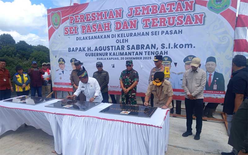 Gubernur Kalimantan Tengah (Kalteng) Agustiar Sabran bersama Bupati Kapuas Muhammad Wiyatno meresmikan Jembatan Sei Pasah dan Terusan yang berlokasi di Desa Sei Asam, Kelurahan Sei Pasah, Kecamatan Kapuas Hilir, Kabupaten Kapuas, Sabtu (20/12/2025).