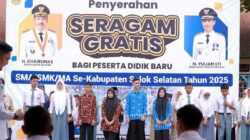 Penyerahan beasiswa dan seragam sekolah gratis untuk pelajar SLTA di Solok Selatan (Solsel). (ist)