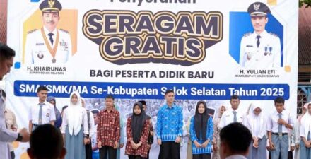 Penyerahan beasiswa dan seragam sekolah gratis untuk pelajar SLTA di Solok Selatan (Solsel). (ist)