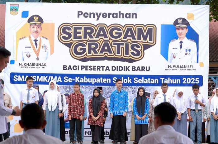 Penyerahan beasiswa dan seragam sekolah gratis untuk pelajar SLTA di Solok Selatan (Solsel). (ist)