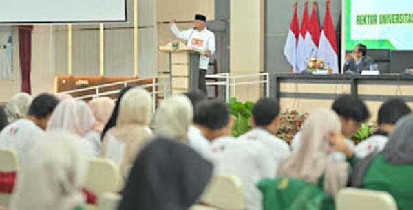 Gubernur Mahyeldi beri sambutan sebelum lepas 400 mahasiswa