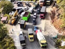 Petugas Lalu Lintas Atur Arus di Kelok Banto