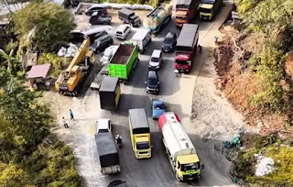 Panorama dua Sitinjau Lauik alami kemacetan