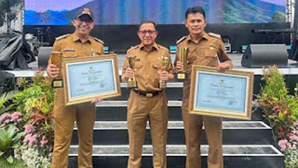 Gubernur Sumbar Mahyeldi meraih anugerah Upakarya Wanua Nugraha dari Pemerintah Pusat.