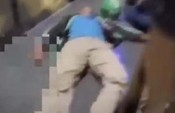 Driver ojol di Kota Bekasi terkapar usai menjadi korban kawanan begal sadis.