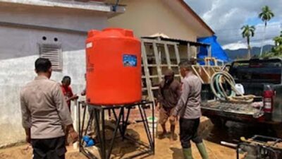 Gotong Royong Bersama Warga, Brimob Bersihkan Rumah dan Bangun Fasilitas