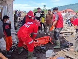 Evakuasi Balita Malalak Dibantu PMI dan Warga Setempat