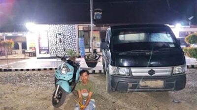 Pelaku saat diamankan polisi.