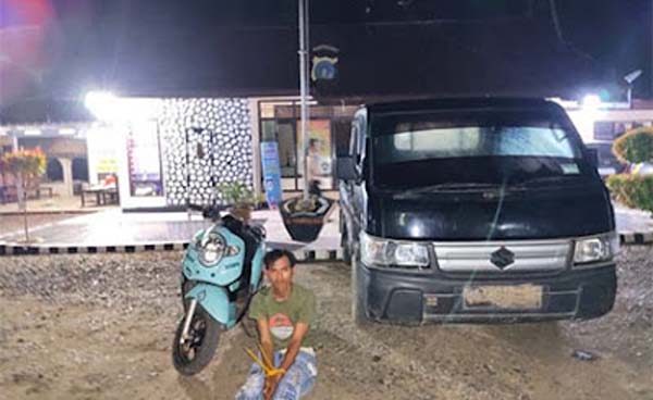 Pelaku saat diamankan polisi.